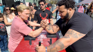 Thumbnail for Pro Arm Wrestler challenges people in public | Magnus Midtbø