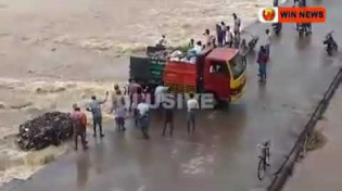 Thumbnail for India Dumping garbage into river. | Czes Borkowski